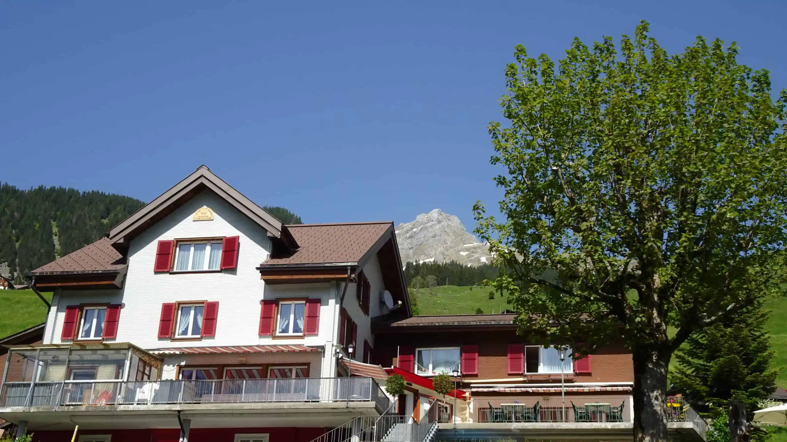 Terrasse vom Gasthaus Schwand in Engelberg mit Gästen